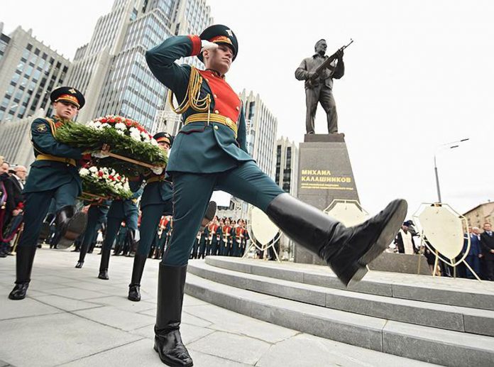 В_Москве_открыли_памятник_калашникову